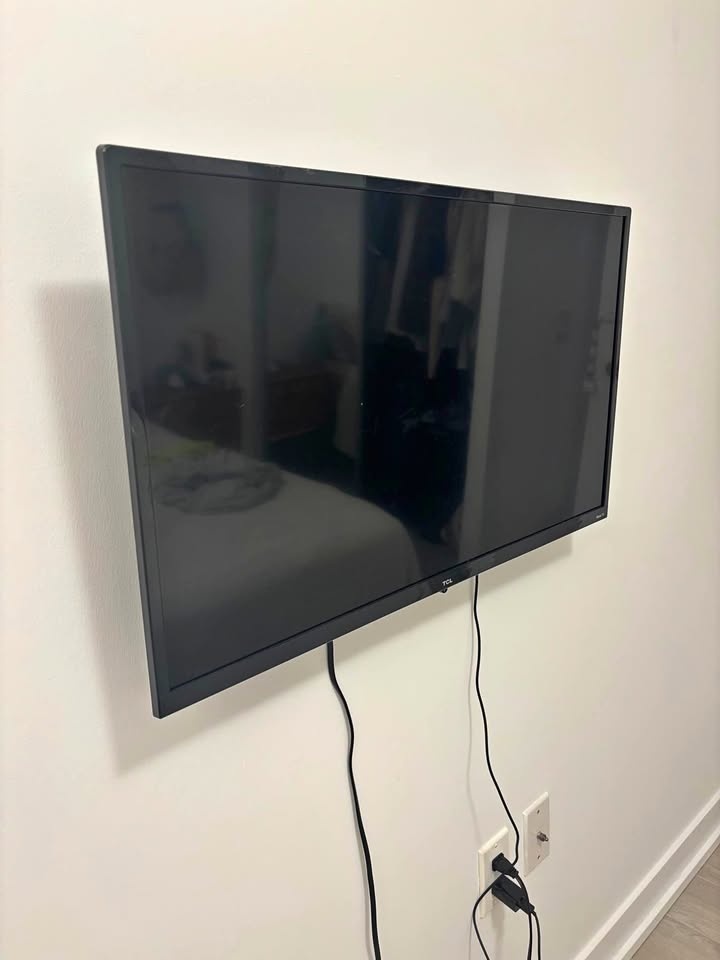TV 32” TLC Roku