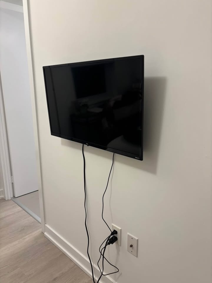 TV 32” TLC Roku - photo 3