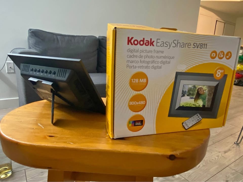 Kodak EasyShare SV811 8'' Digital Picture Frame