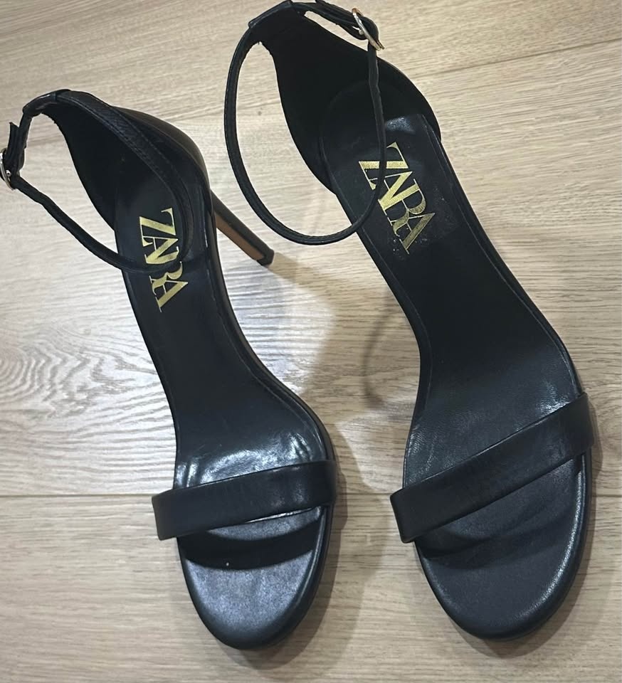 Zara black leather high-heeled sandals with an ankle strap - photo 2