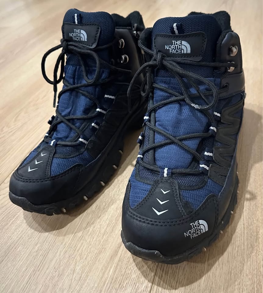 The North Face hiking boots in black and blue - photo 2