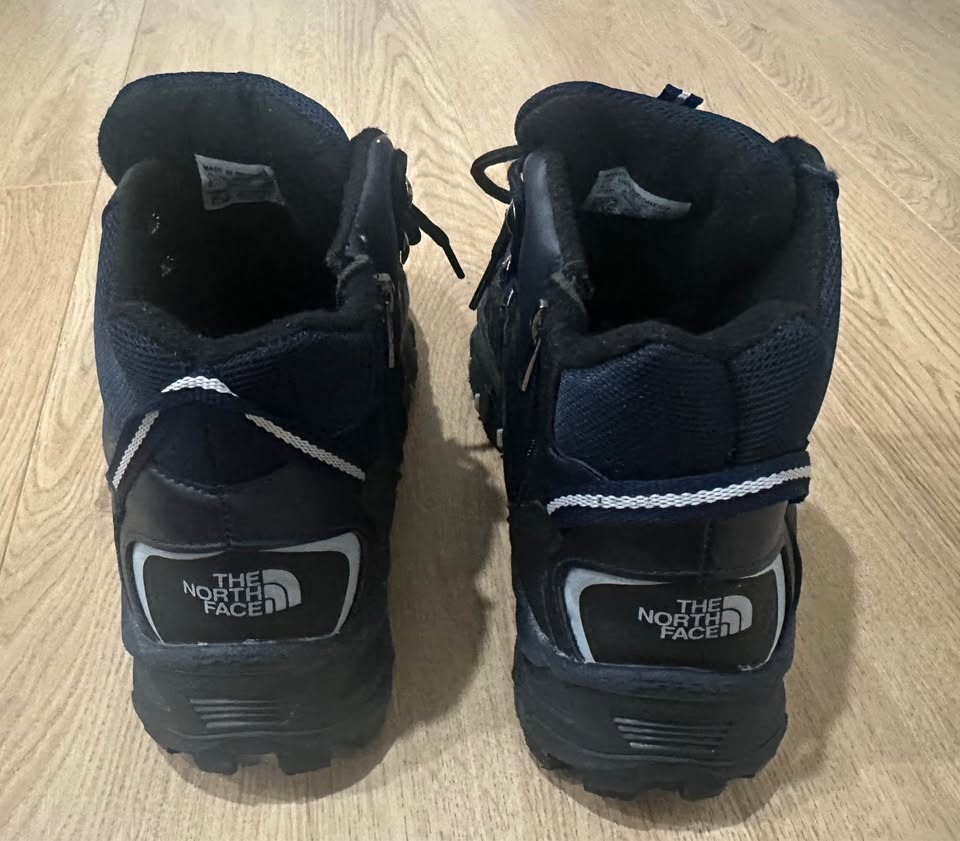 The North Face hiking boots in black and blue - photo 4