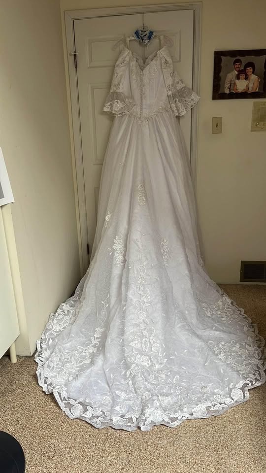 Size 16 princess style wedding gown - photo 2