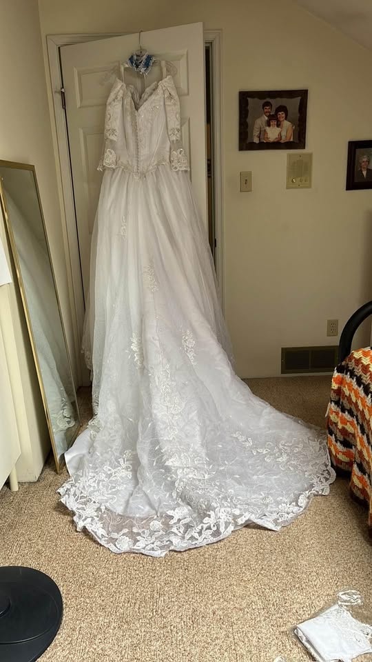 Size 16 princess style wedding gown - photo 3