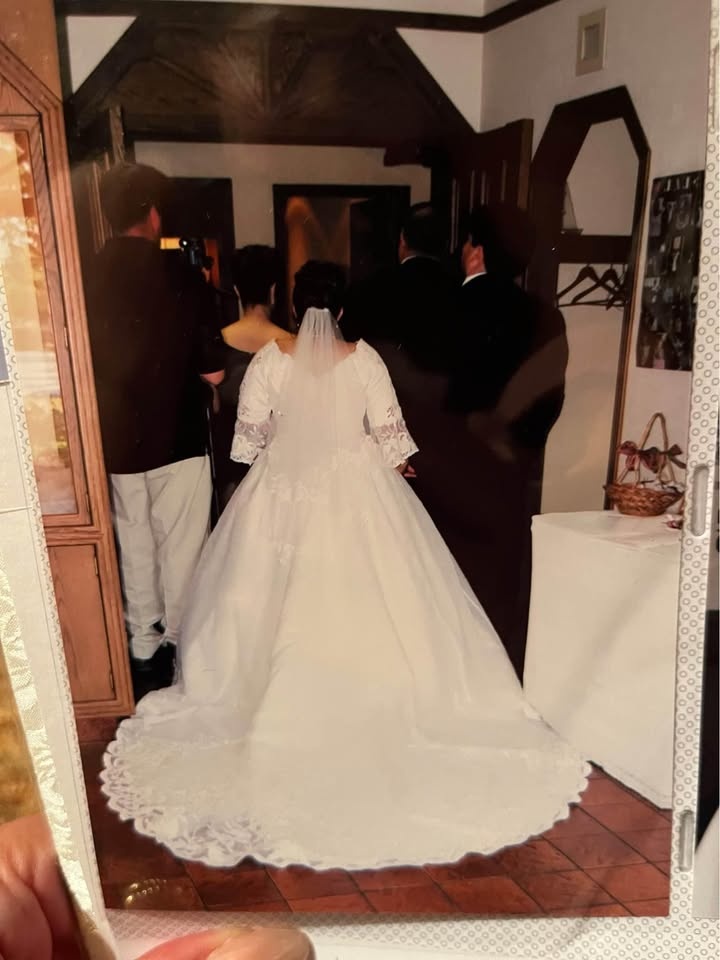 Size 16 princess style wedding gown - photo 5