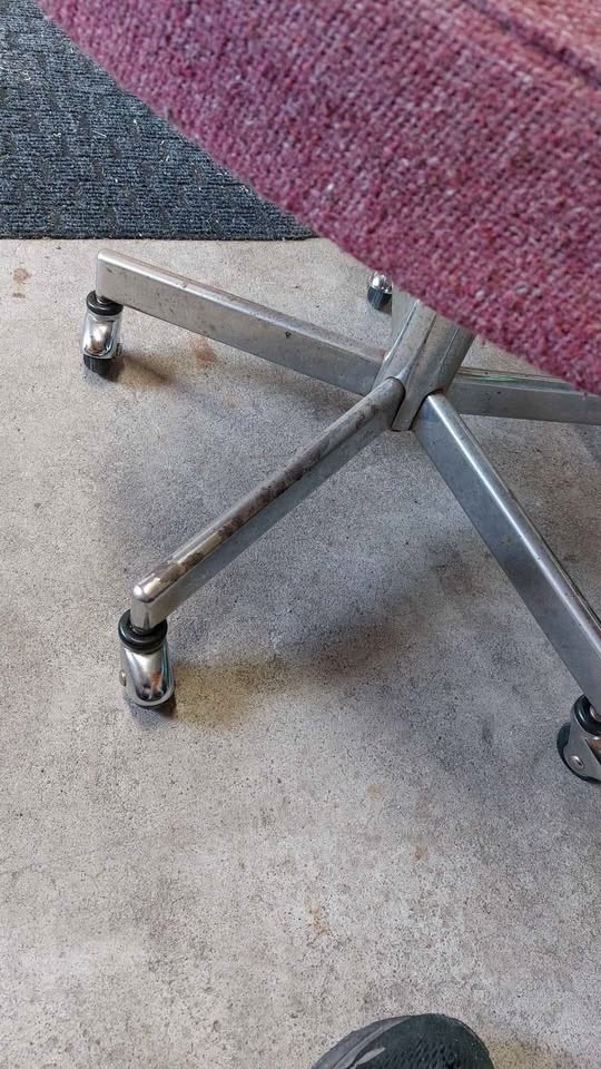 Comfy Rolling Chair - photo 2