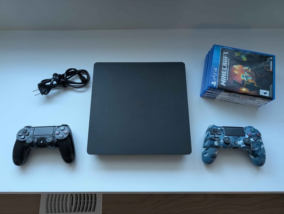 PS4 Slim 1TB Console Bundle | Great Condition | 5 Games - photo 2
