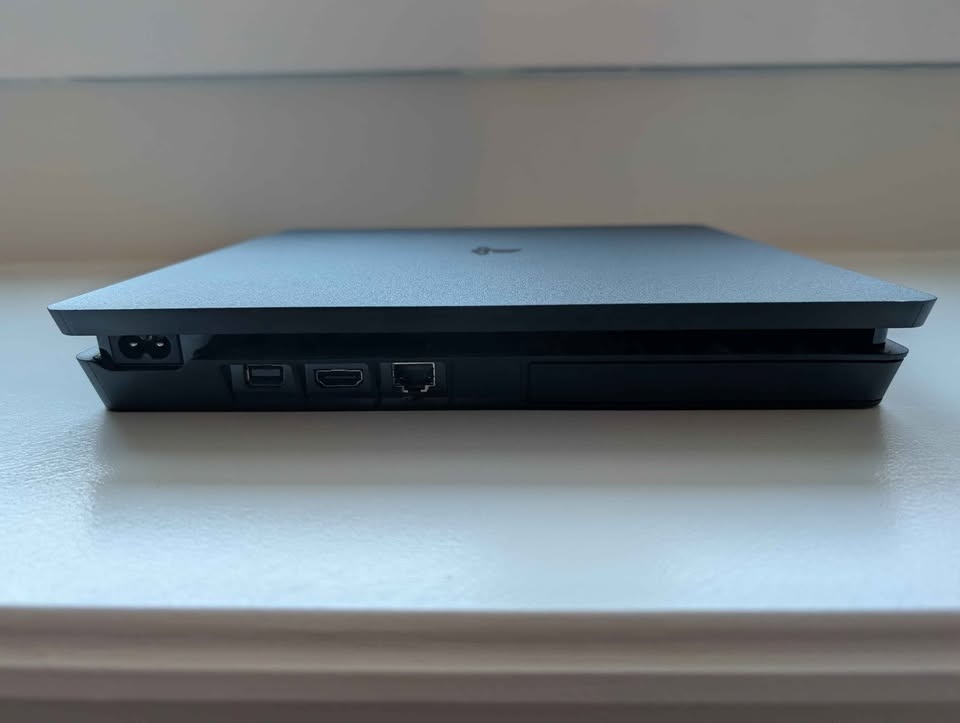 PS4 Slim 1TB Console Bundle | Great Condition | 5 Games - photo 4