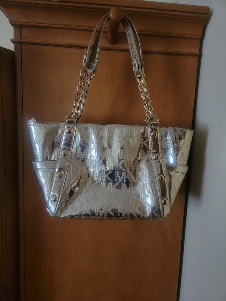 Michael Kors Gold Pocketbook - photo 2