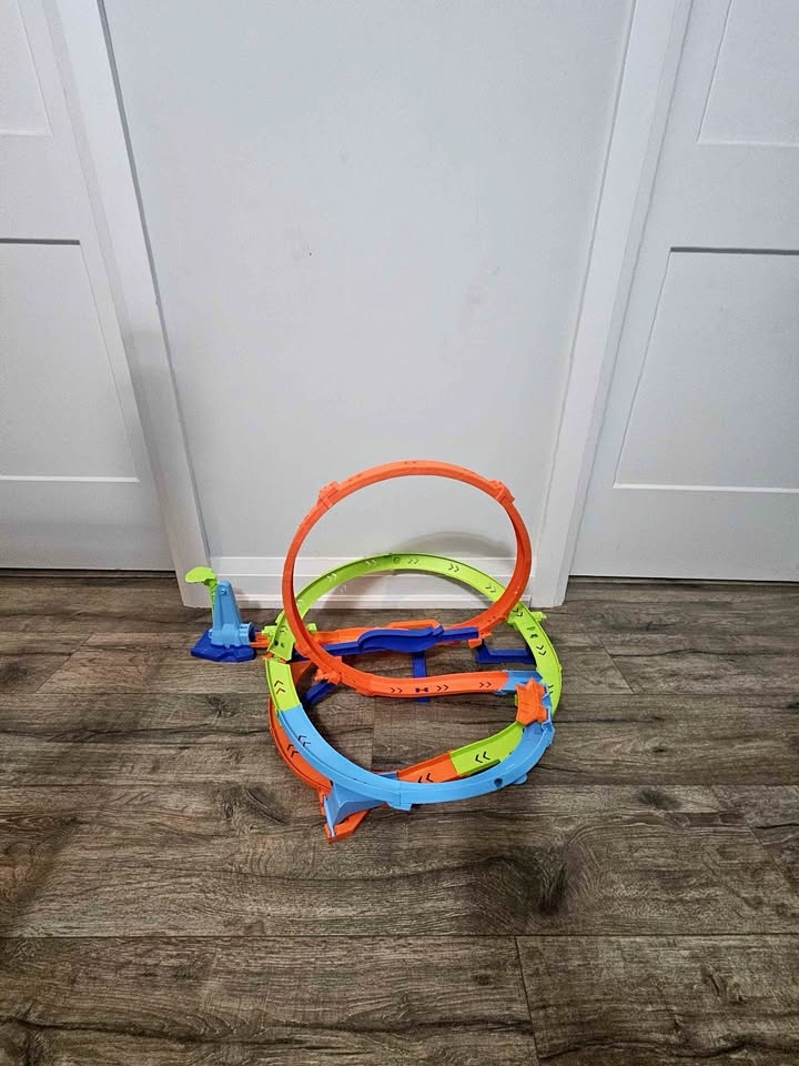 Hot wheels race track