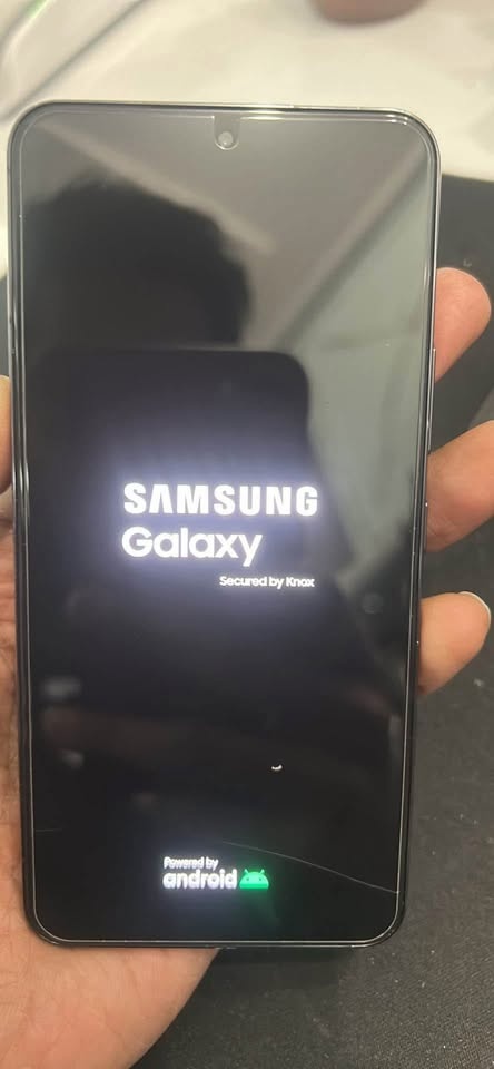 Samsung Galaxy S22 128GB – Excellent Condition – Unlocked - photo 3
