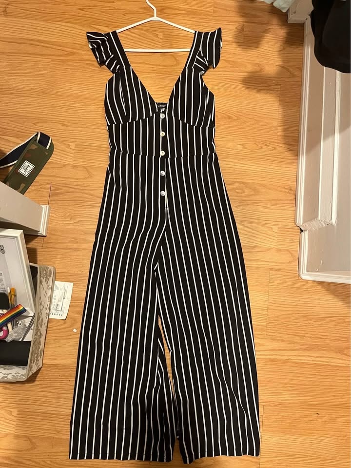 Black striped ruffle shoulder button up jumpsuit small - photo 2