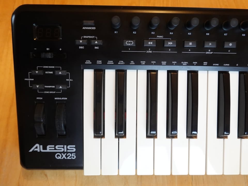 Alesis QX25 MIDI Keyboard - photo 2