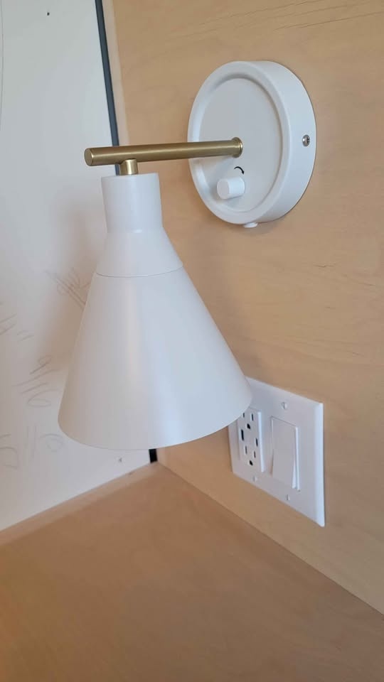 2 wall scones dimmable in Lake Bonavista