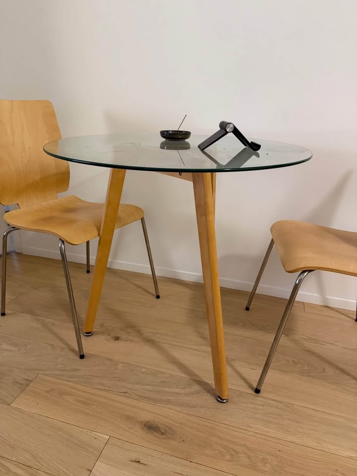Must sell asap! Glass Top Dining Table and Chairs - photo 2