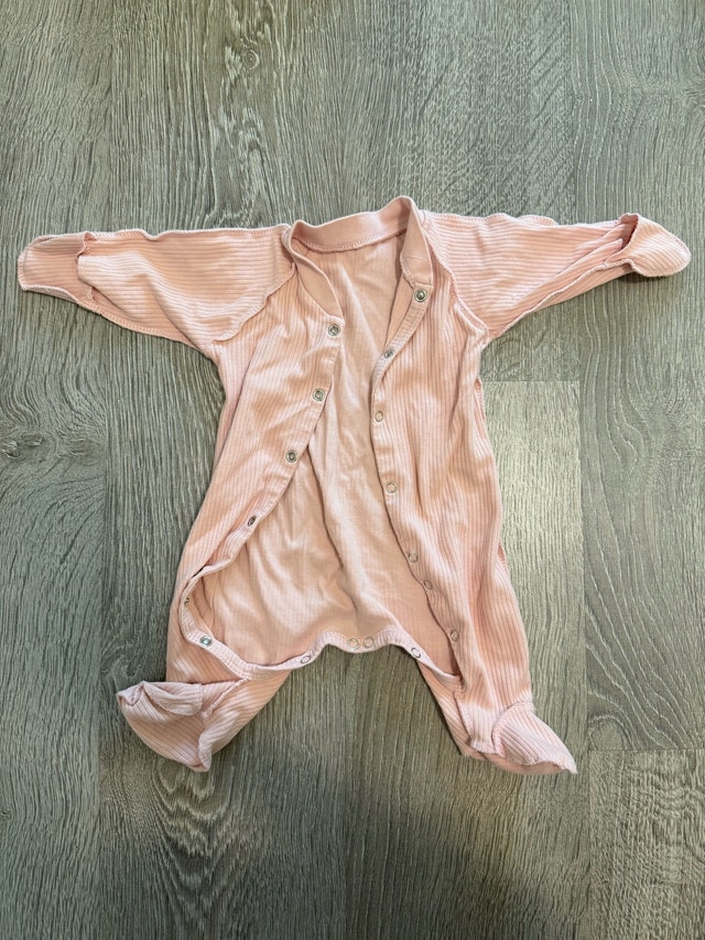 2 bags of Baby girl clothes 0-3 months - photo 3