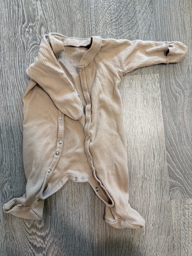 2 bags of Baby girl clothes 0-3 months - photo 4