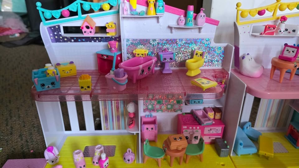 Euc large shopkins lot - photo 2