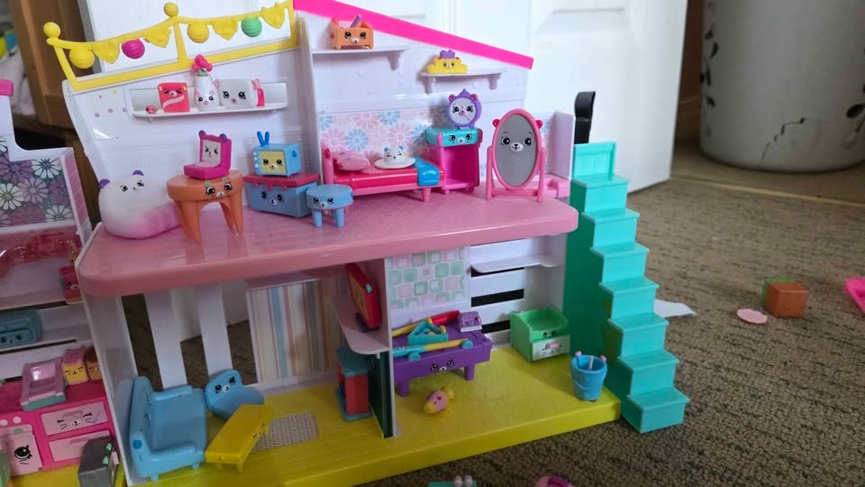 Euc large shopkins lot - photo 3