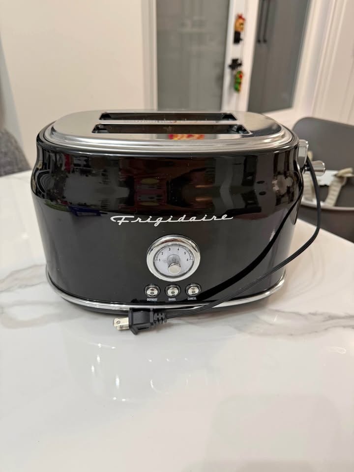 Frigidaire Retro Toaster