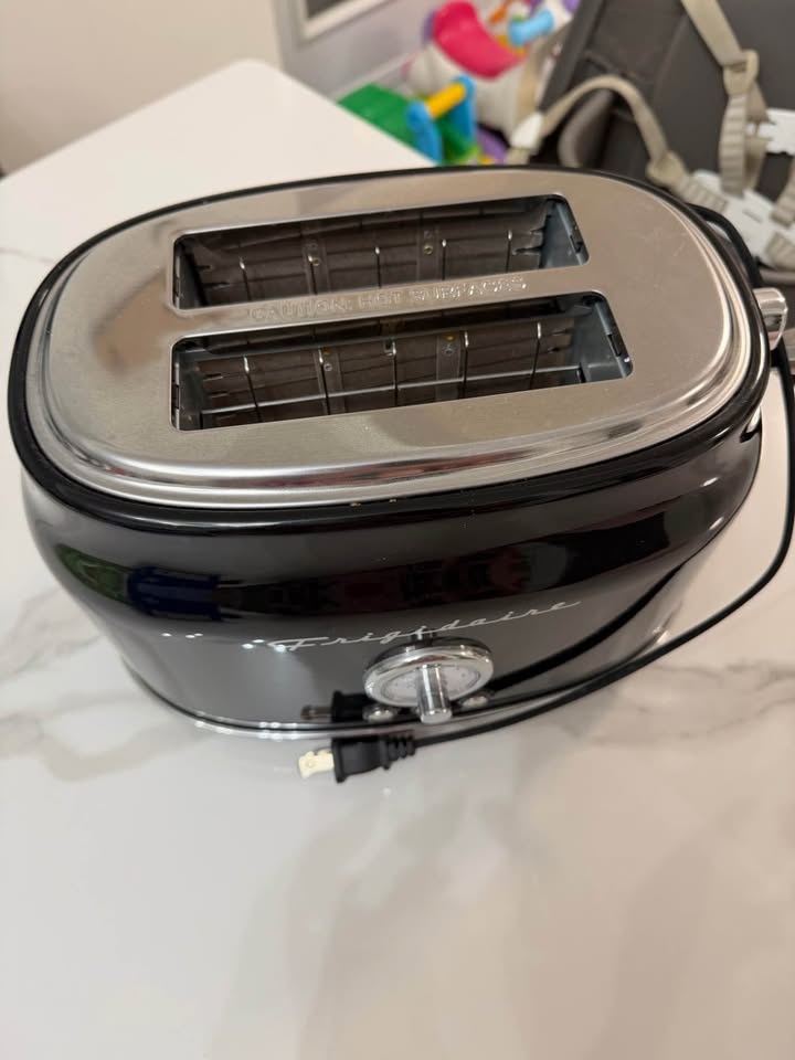 Frigidaire Retro Toaster - photo 2