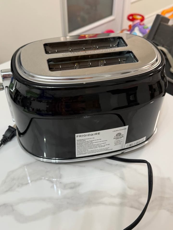 Frigidaire Retro Toaster - photo 4