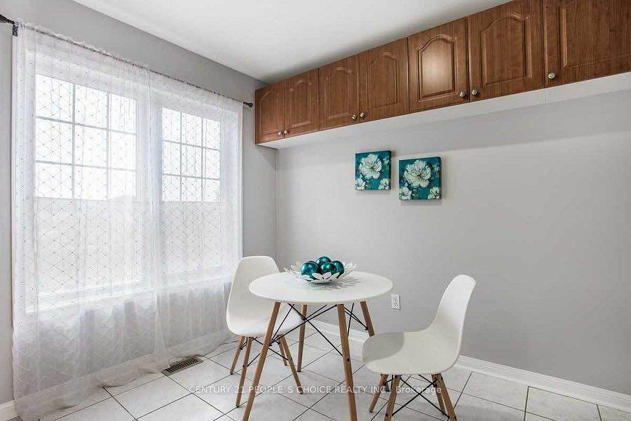 3 Beds 3 Baths - Townhouse - photo 5
