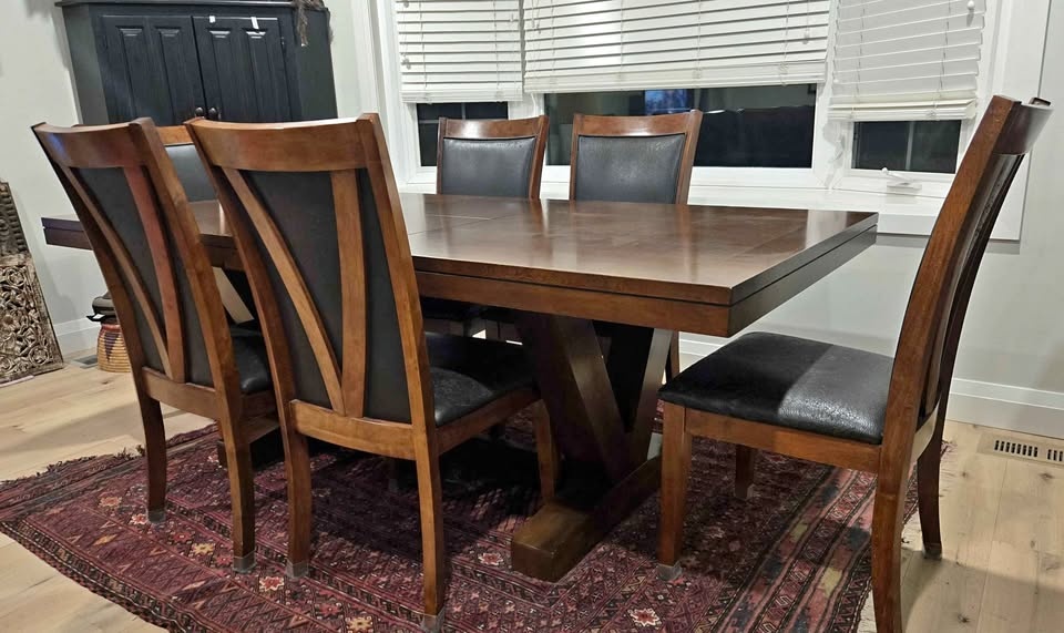 Diningroom Table and 6 chairs