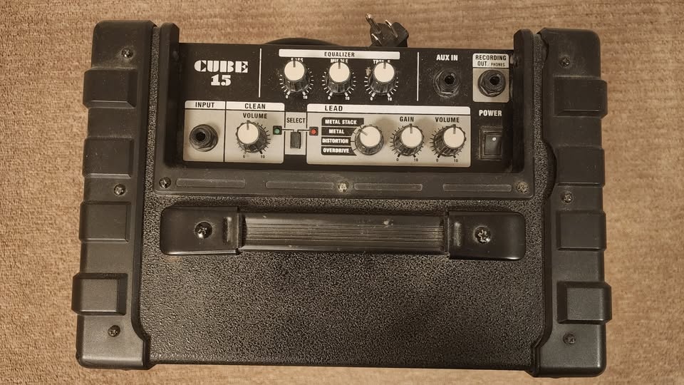 Roland Cube-15 Guitar Amplifier - photo 2