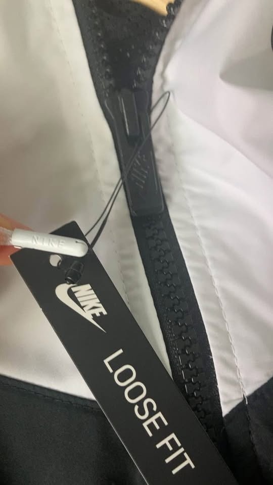 Women’s Nike Windbreaker - photo 5