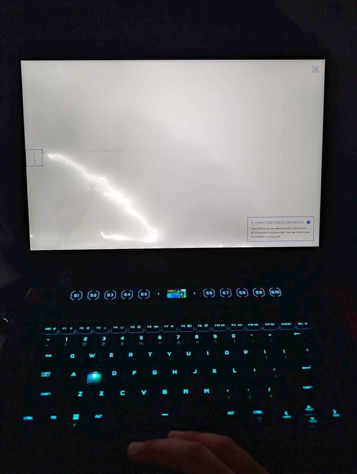 Corsair voyager a1600 crack on screen