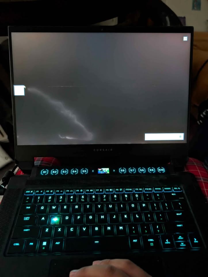 Corsair voyager a1600 crack on screen - photo 4