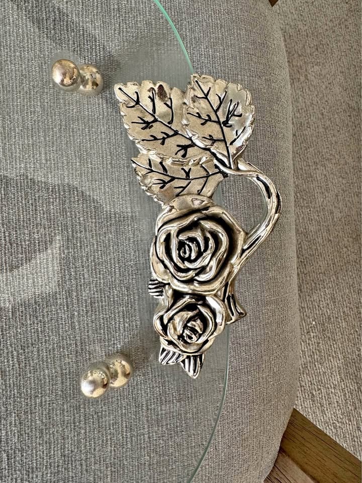 Glass tray with engraved rose decorations