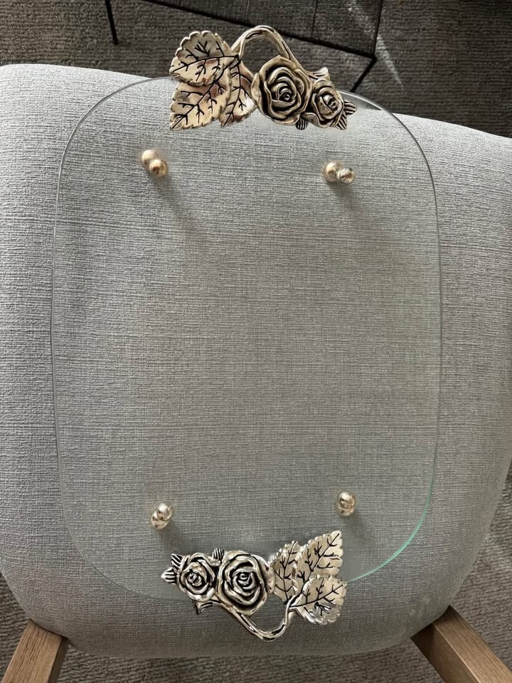 Glass tray with engraved rose decorations - photo 2