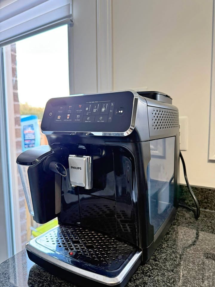 Philips 3300 Espresso Machine - Black/Silver