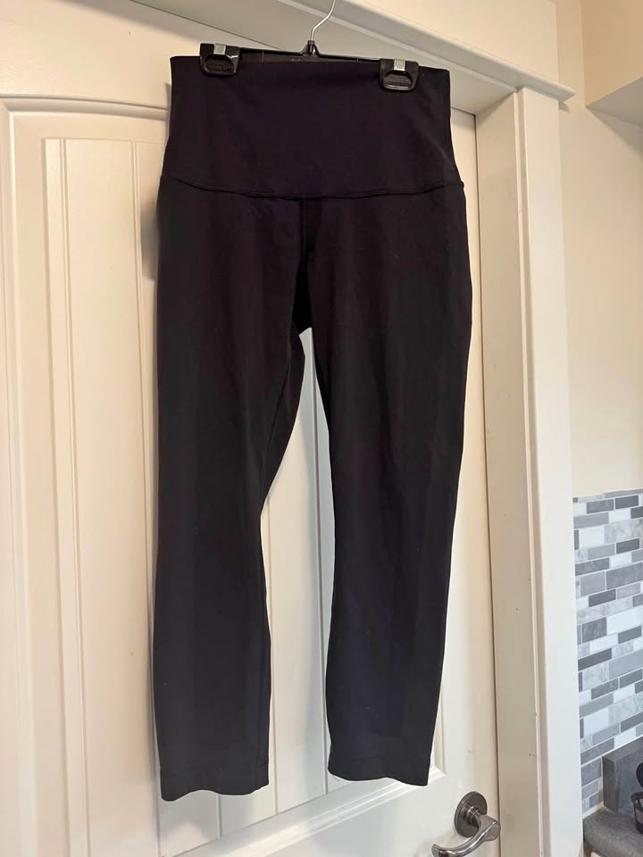 Lululemon size 6 High rise Wunder Under in black