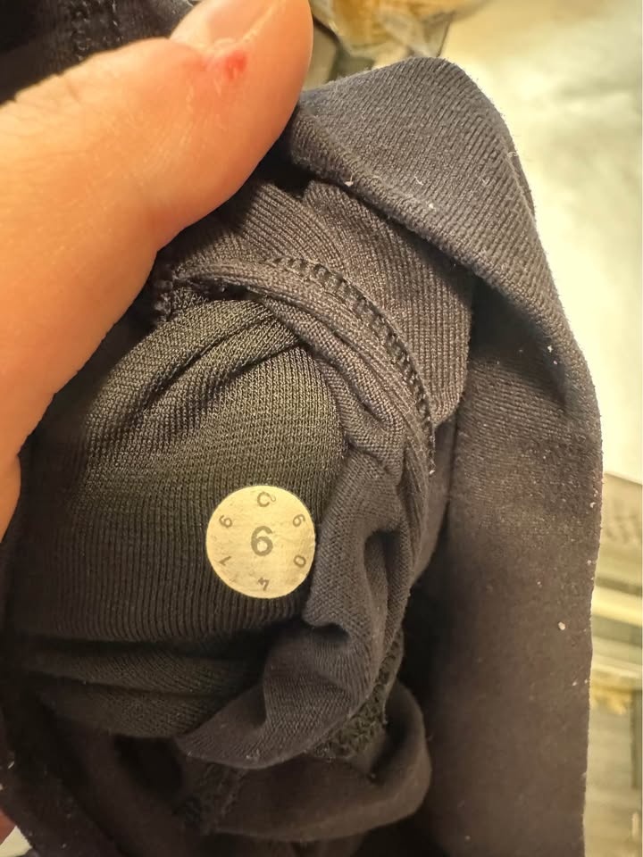 Lululemon size 6 High rise Wunder Under in black - photo 4
