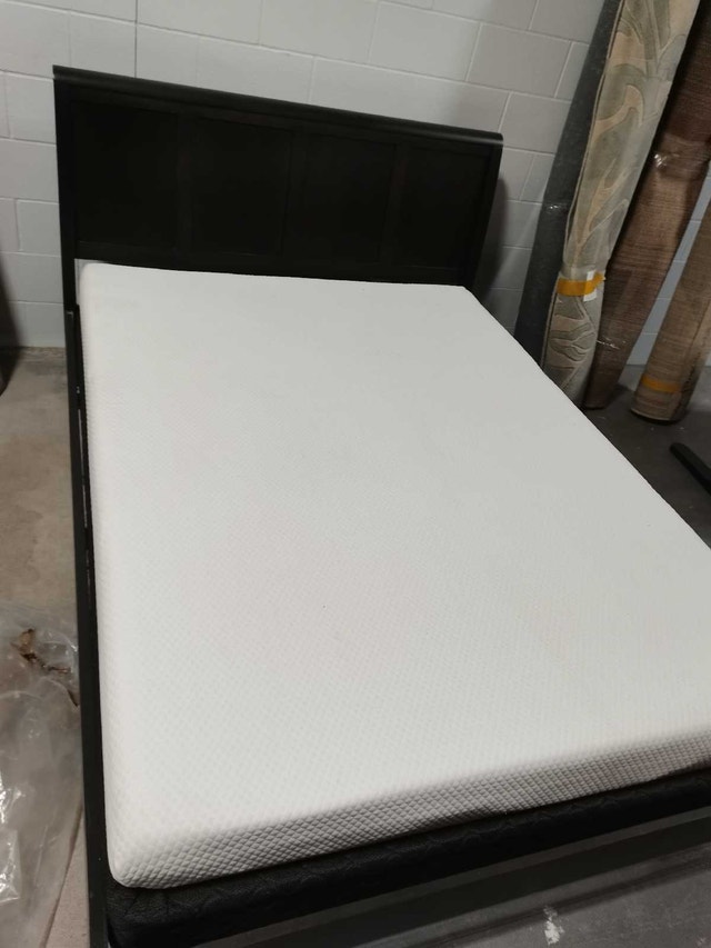 QUEEN bed set, solid wood no screw, made in Canada