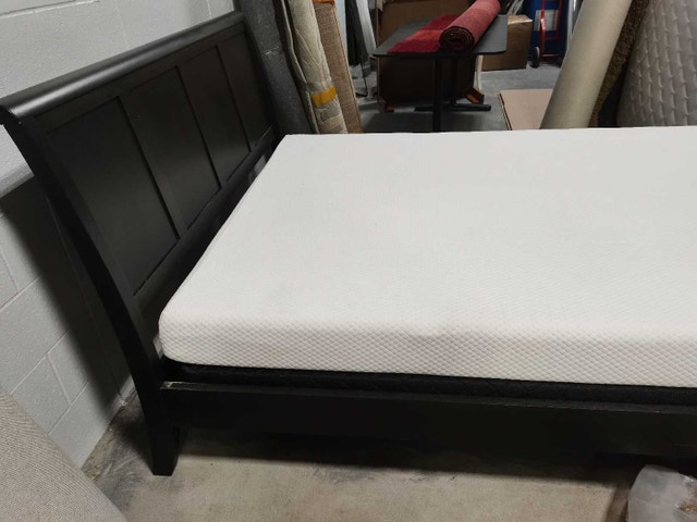 QUEEN bed set, solid wood no screw, made in Canada - photo 2