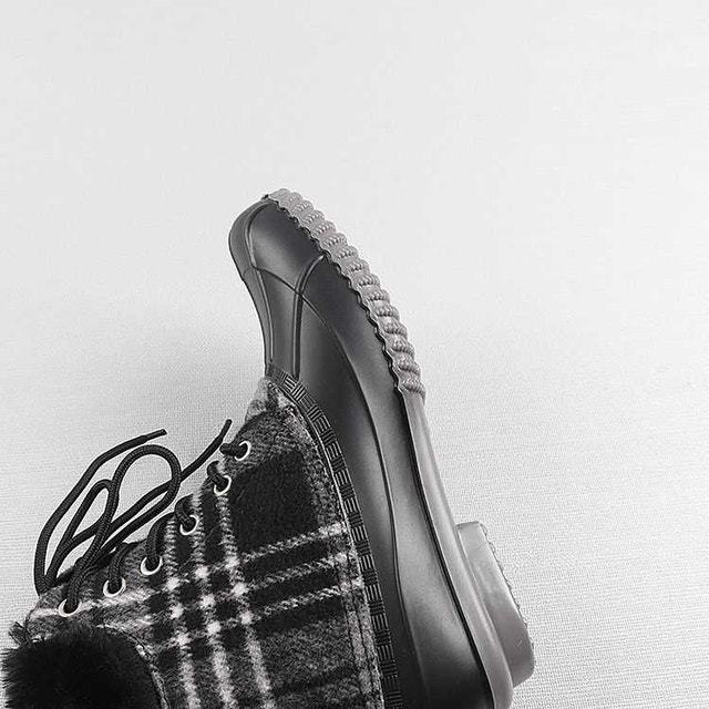 Plaid Duck Boots size 9 woman, super warm - photo 5