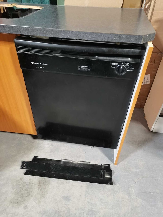Frigidaire Dishwasher black, good working