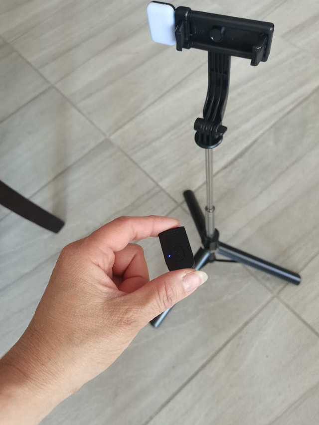 Selfie Stick Tripod handheld,light, remote - photo 3