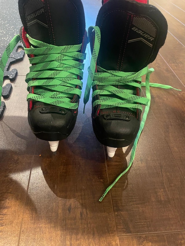 Y10 hockey skates