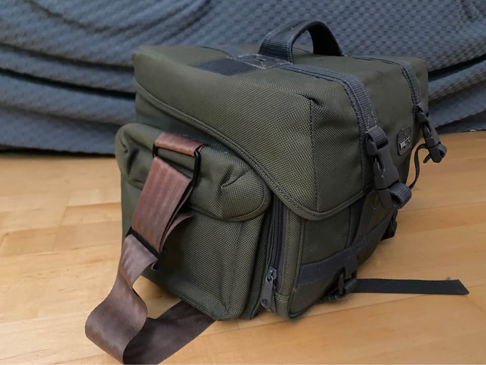 Moving sale - Camera Bag – Fits 1 Camera + 2 Lenses - photo 2