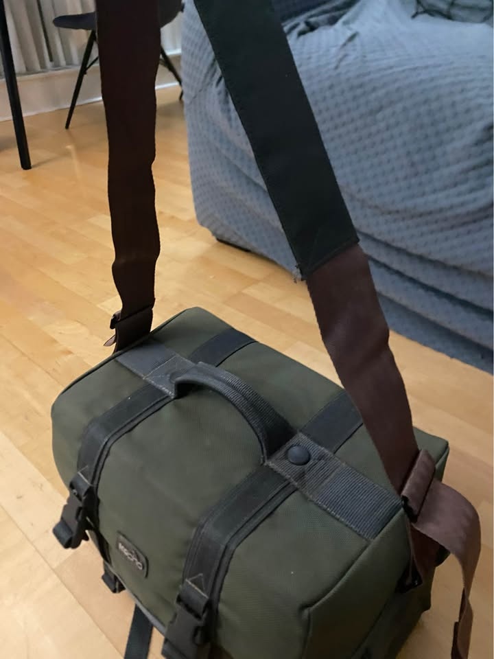Moving sale - Camera Bag – Fits 1 Camera + 2 Lenses - photo 4