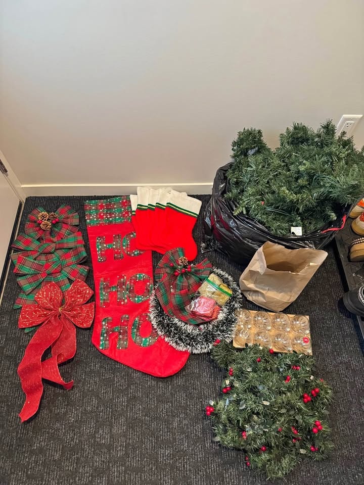 FREE - Christmas Decor
