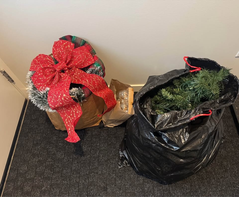 FREE - Christmas Decor - photo 2