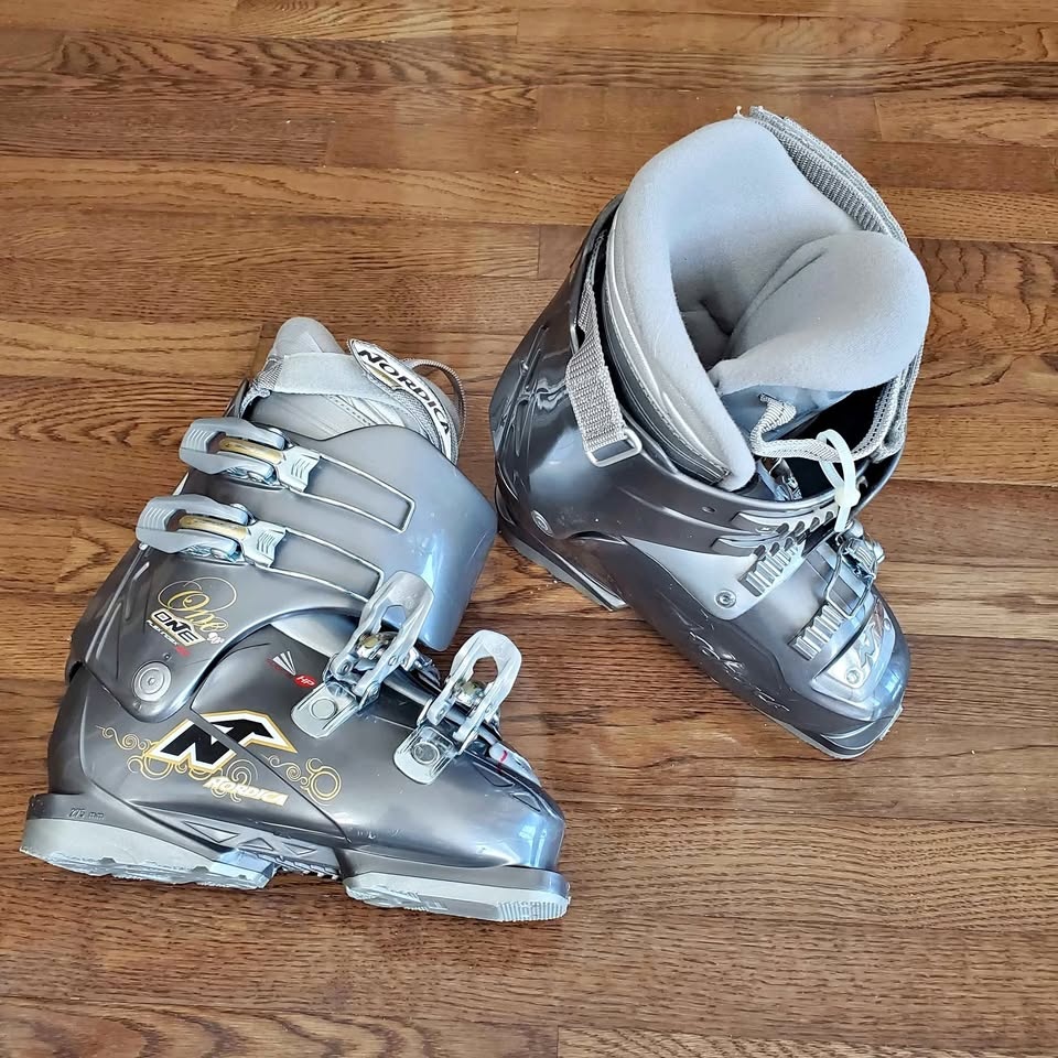 Nordica ski boots - flex index 40, size 275mm