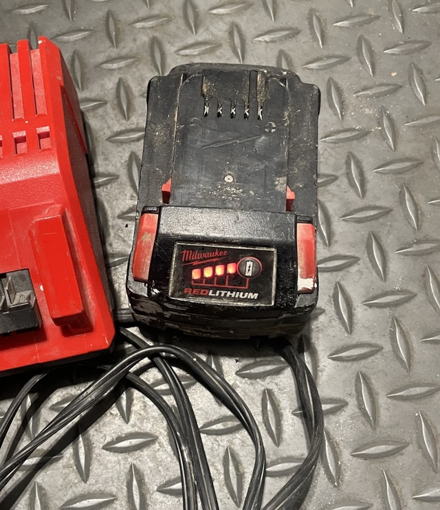 Milwaukee Battery Charger, 5ah battery - photo 2