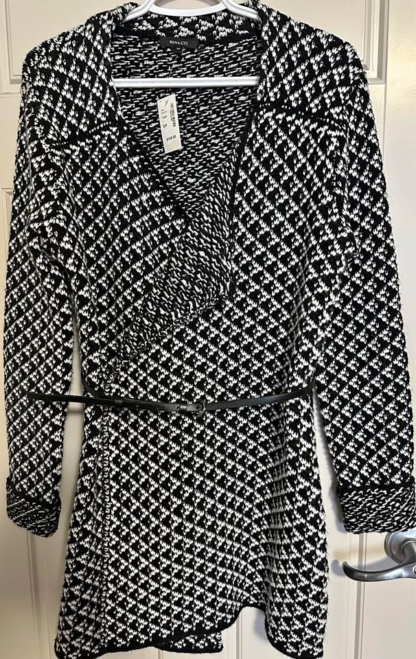 BNWT RW & CO Size : Small
